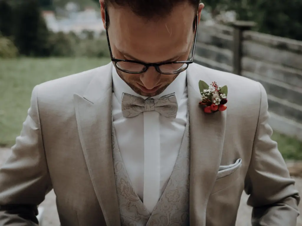 Hochzeitsfotograf Bräutigam Anzug Regensburg