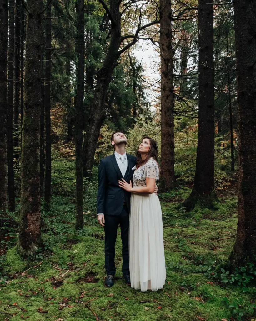 Hochzeitsfotograf bei Shooting im Wald in Penzberg