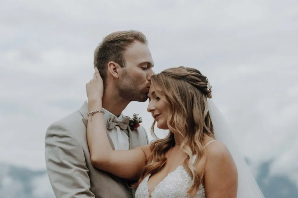 Hochzeitsfotograf bei der Arbeit in den Bergen in Penzberg