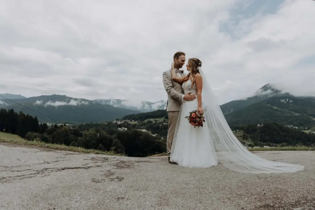 Hochzeitsfotograf bei Shooting in den Bergen in Penzberg