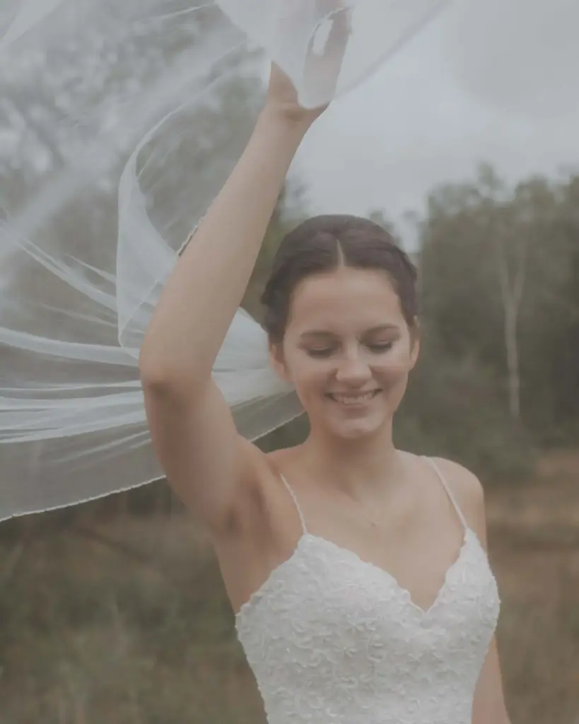 Hochzeitsfotograf fotografiert Braut mit Brautkleid und Schleier auf Hochzeit in Penzberg