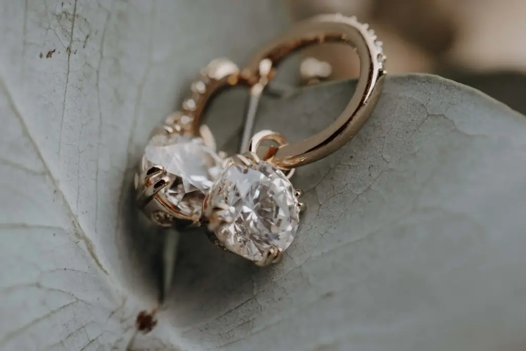 Hochzeitsfotograf fotografiert Brautschmuck auf Hochzeit in Penzberg