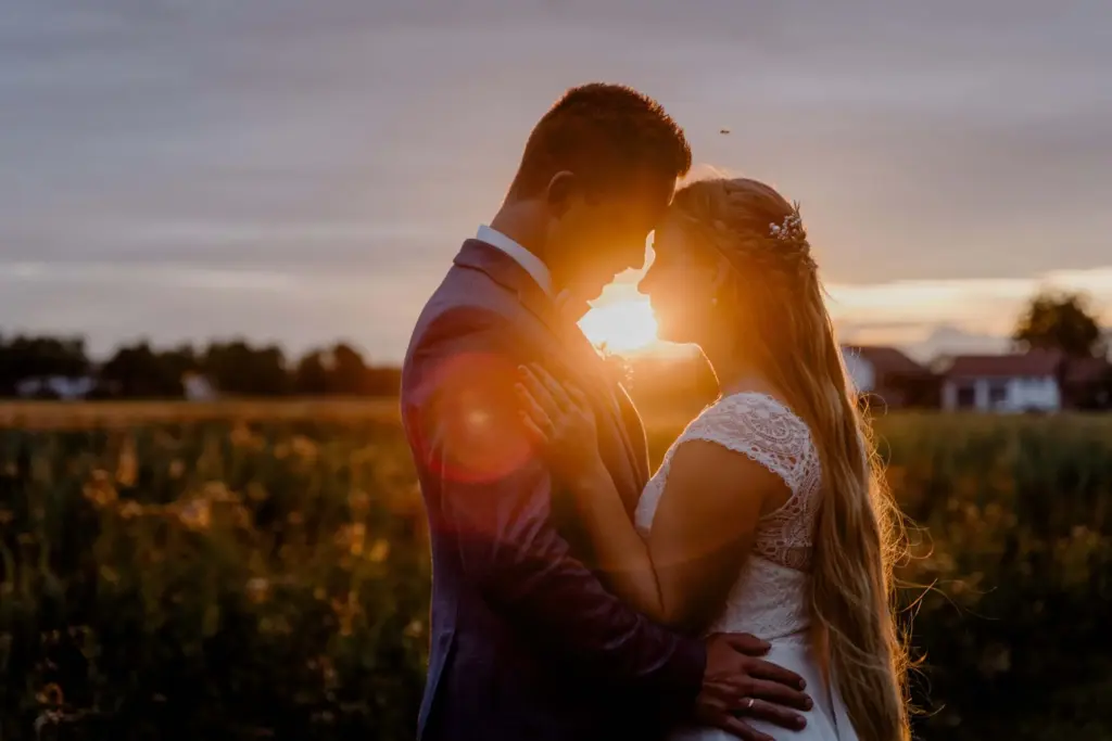 Hochzeitsfoto von Brautpaar in Penzberg bei Sonnenuntergang