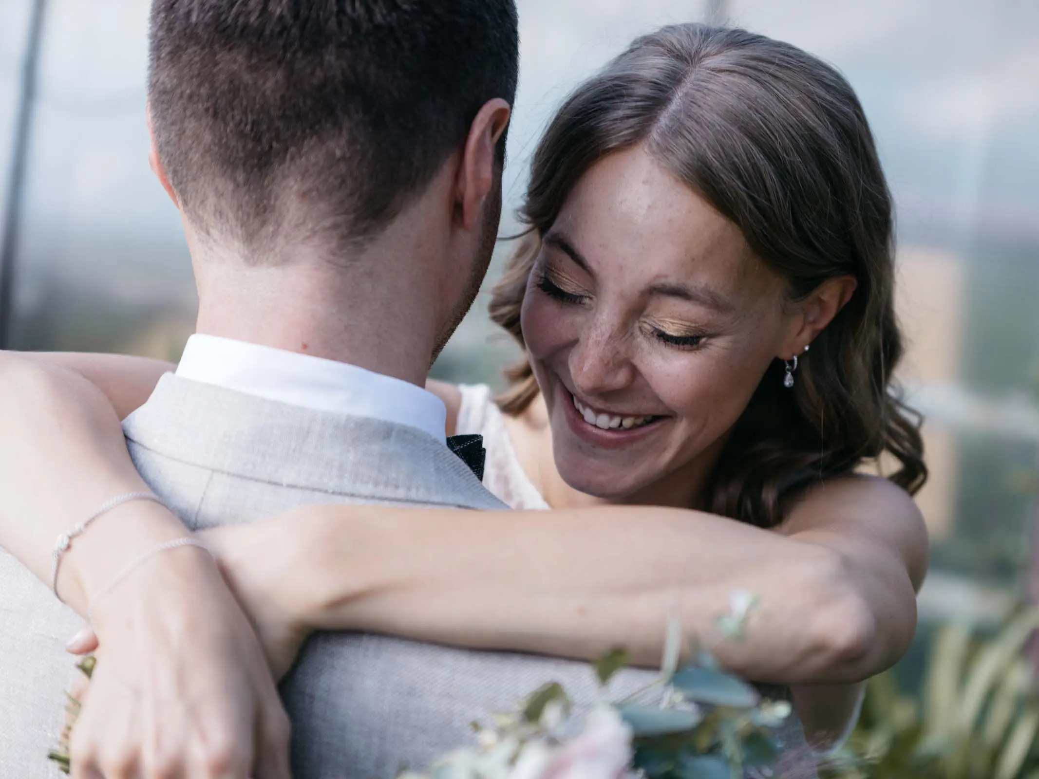 Hochzeitsfotograf fotografiert lachendes Brautpaar in Garmisch