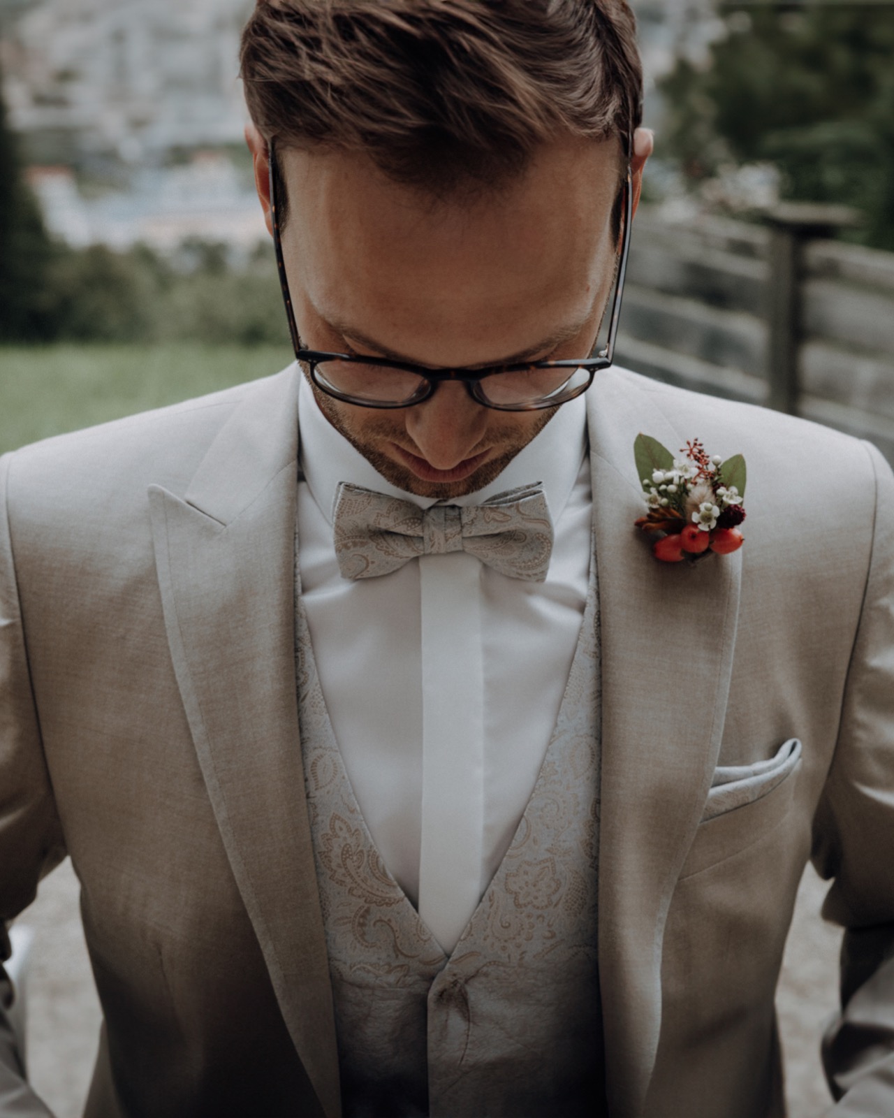 Bräutigam in ruhigem Porträtlicht am Hochzeitstag