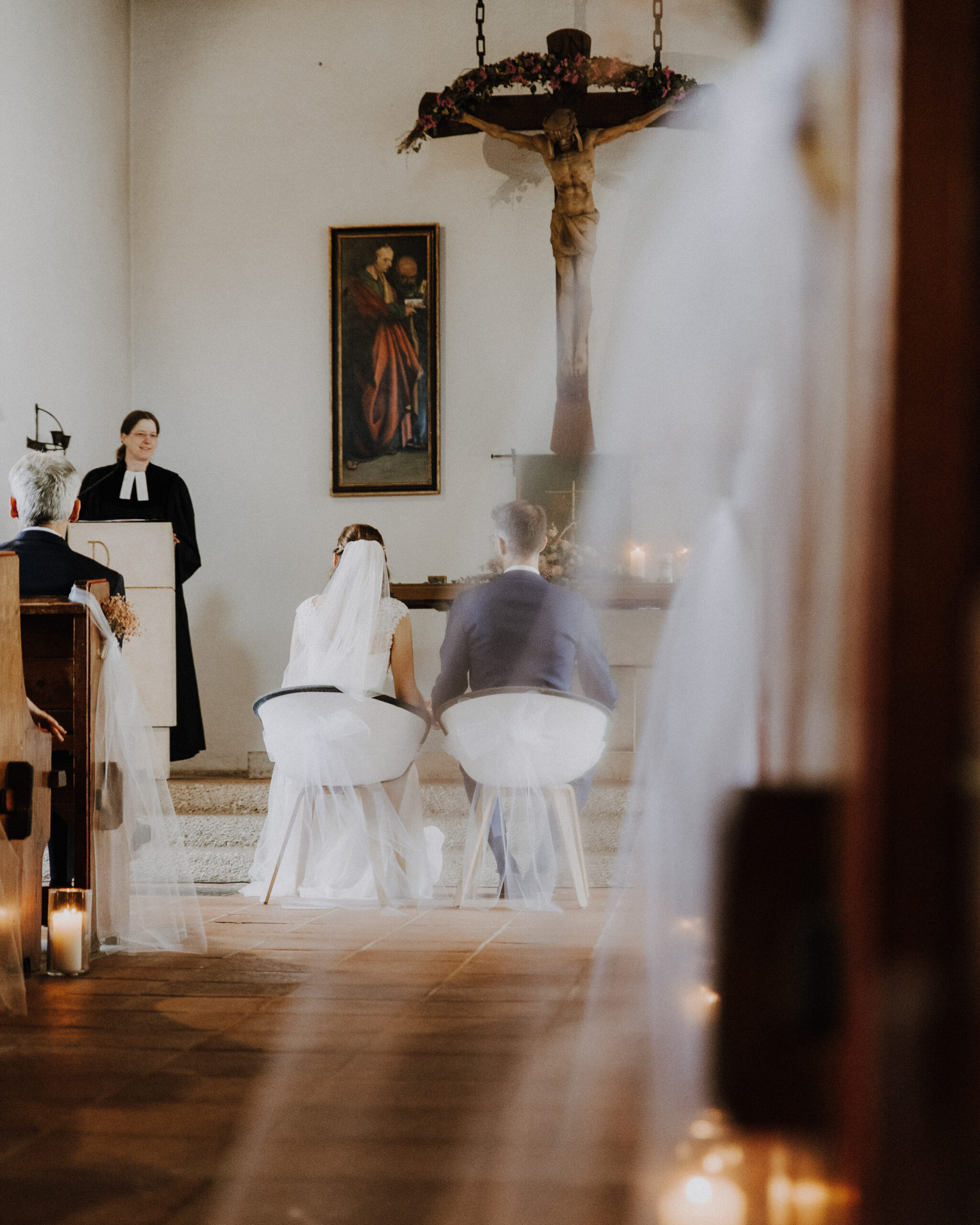 Brautpaar sitzt vor dem Altar während der Trauzeremonie in der Kirche